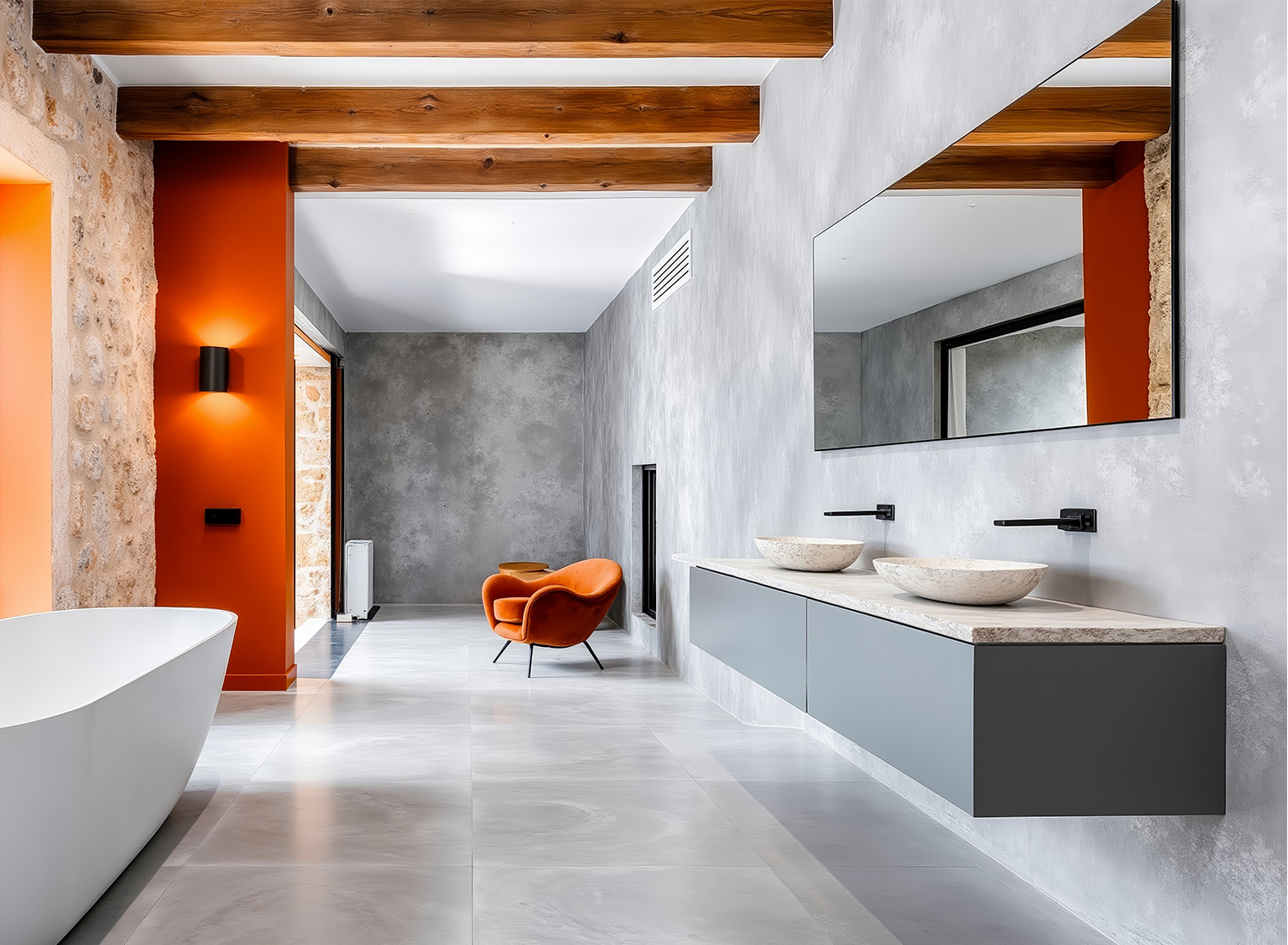 Sehr großes offenes Badezimmer mit orangenen Wandakzenten und einem schönen großen, länglichen Spiegel der über zwei Waschbecken hängt.